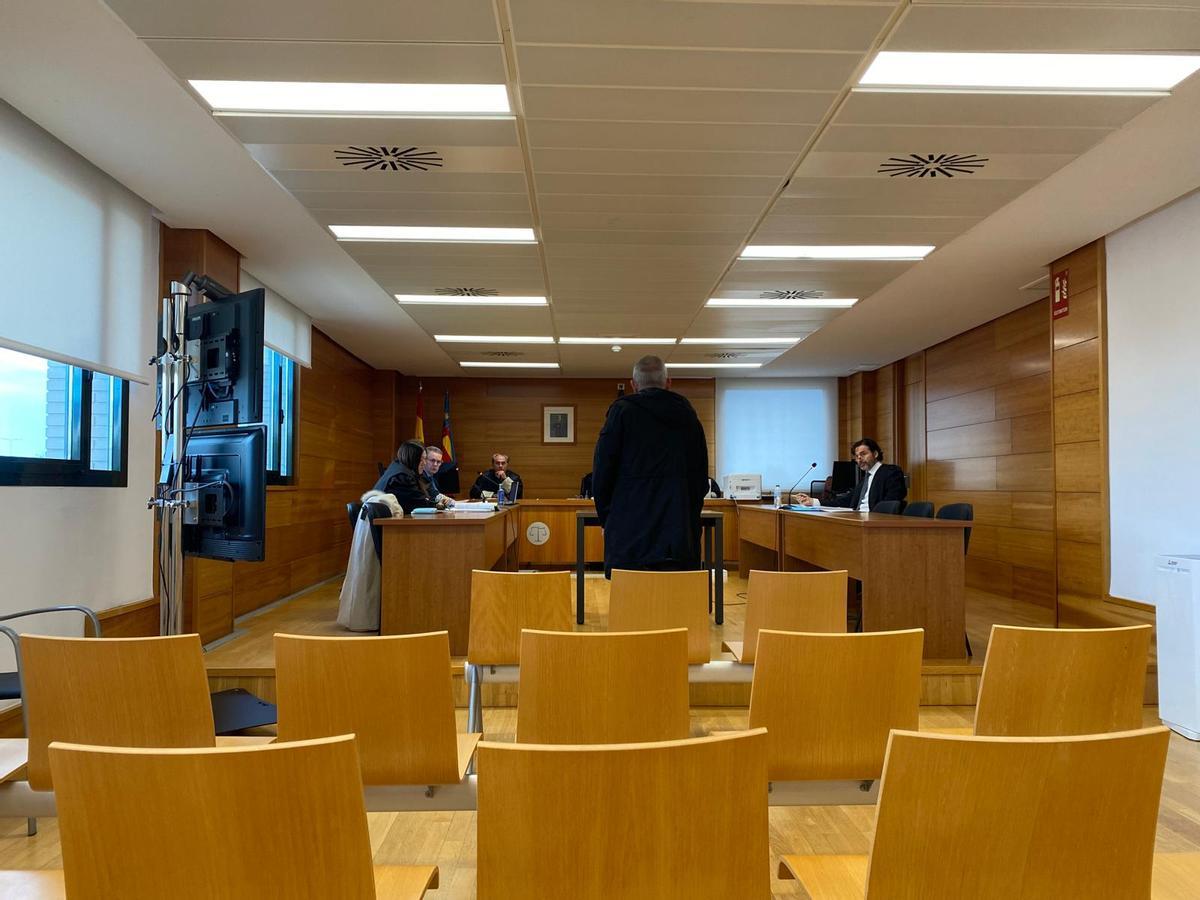 El acusado, en pie respondiendo a las preguntas del fiscal, ayer en la Audiencia Provincial de Castellón.