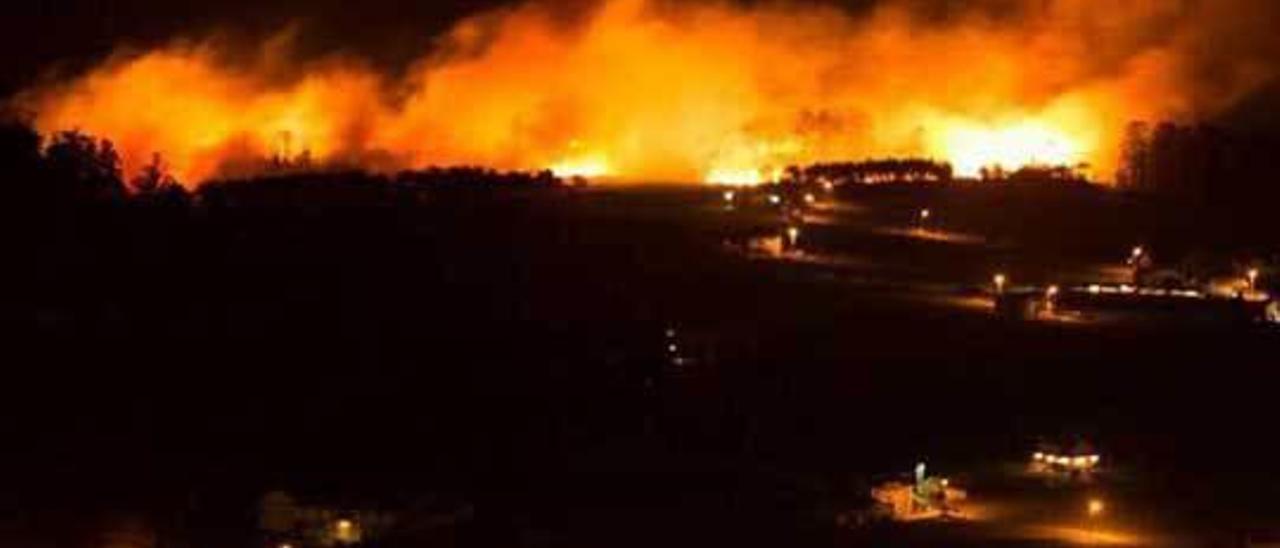 El pavoroso incendio que arrasó 2.500 hectáreas entre Boal y El Franco.