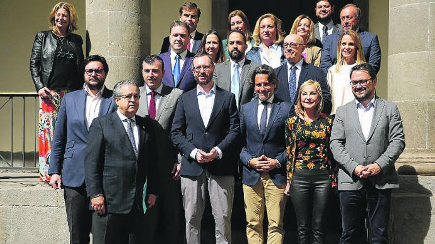 El senador del PP en el Senado, Javier Maroto (cuarto izq. primera fila), ayer en el Parlamento de Canarias.