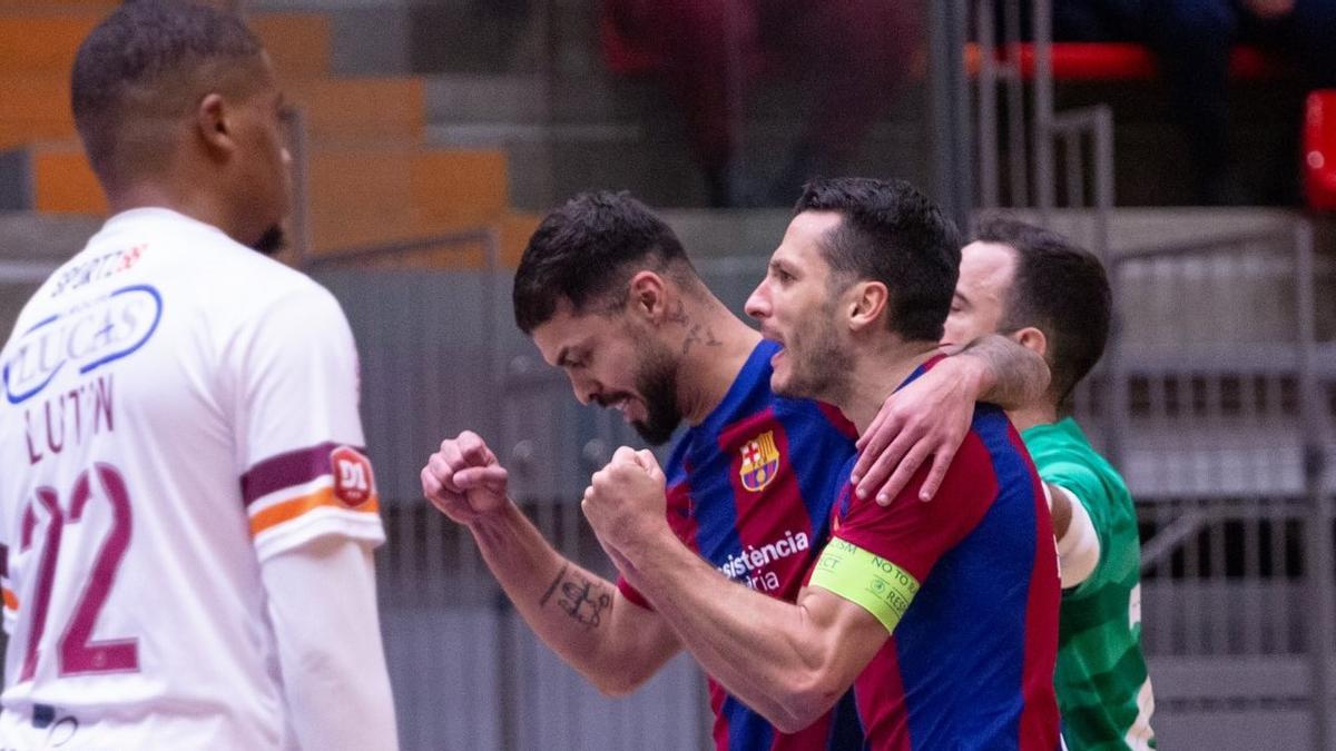 Los jugadores del Barça celebran uno de los goles.