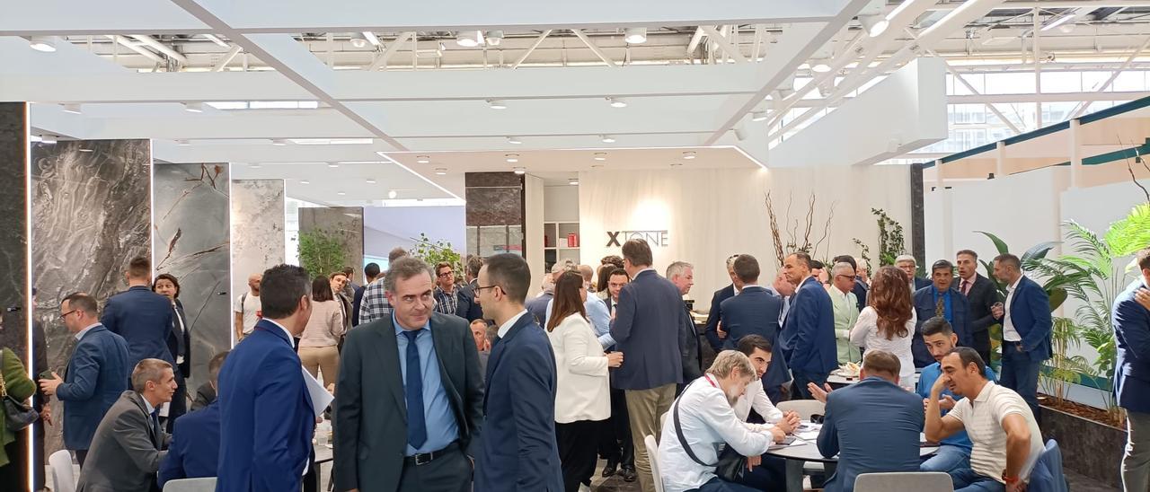 La zona de negocios del estand de Porcelanosa en Cersaie mostró una elevada actividad en los cinco días de feria.