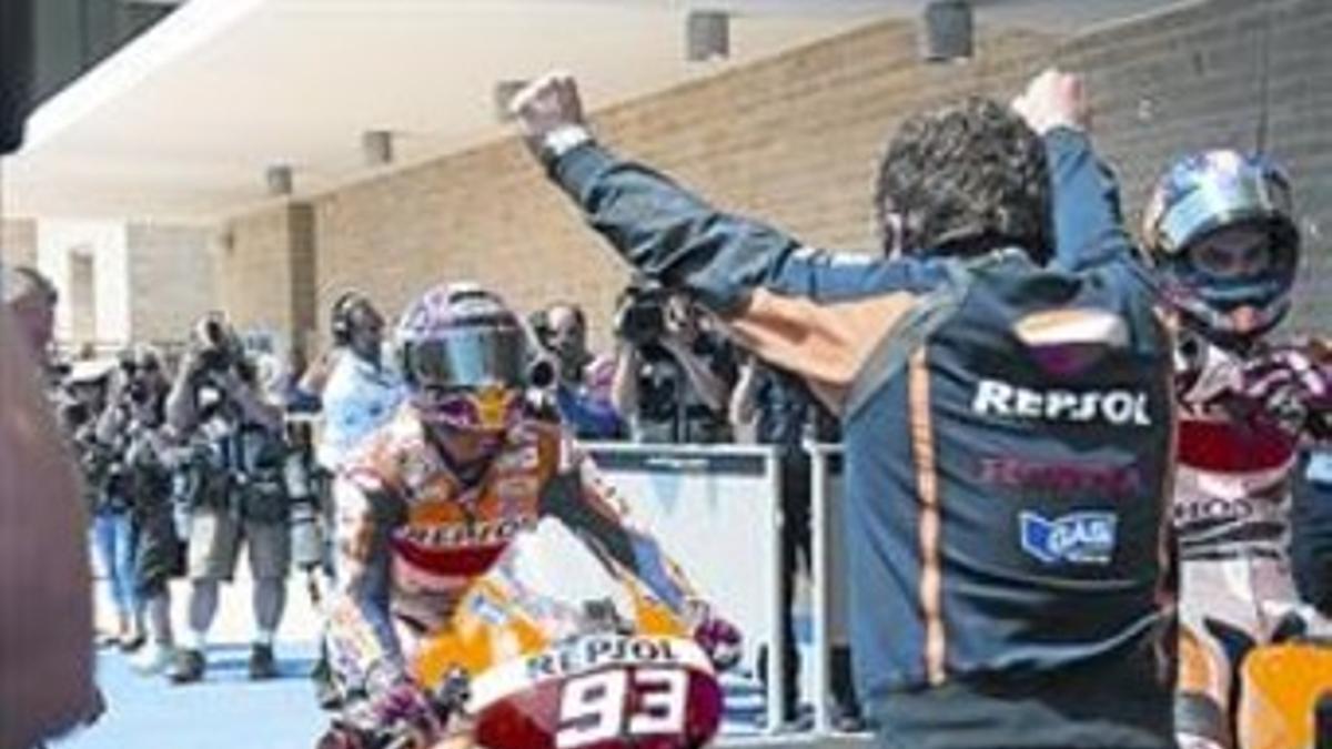 Carlos Liñán recibe a Marc Márquez, en Austin-2013, como gran vencedor.