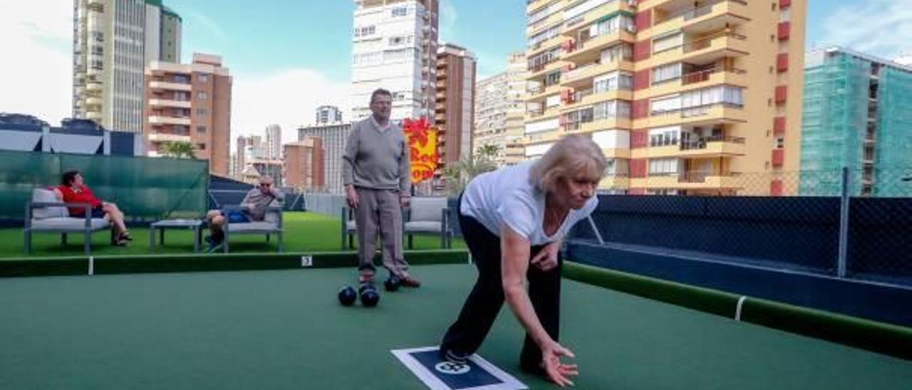 Varios turistas jugando a los bolos en una terraza del hotel Don Pancho, el último en incorporarse a esta tendencia en la ciudad.