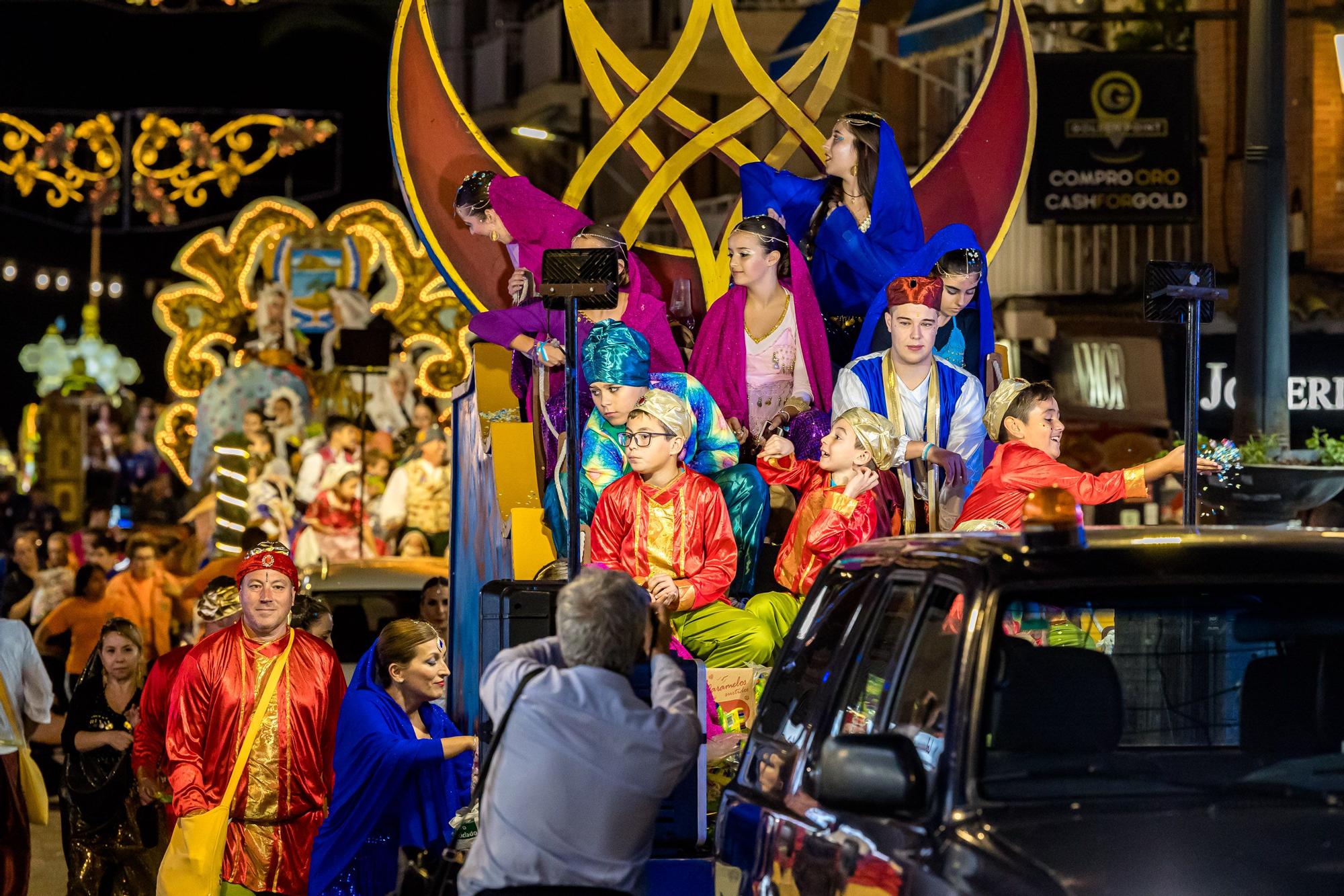 Desfile de carrozas y castillo de fuegos para despedir las Fiestas de Benidorm