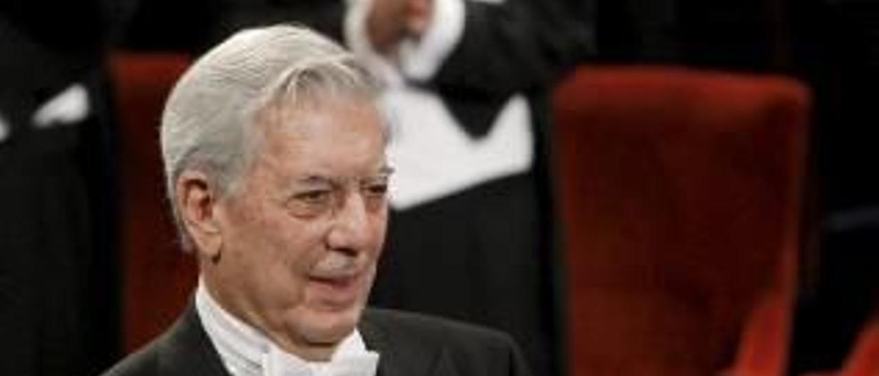 El escritor Mario Vargas Llosa, en 2010, tras recoger el Premio Nobel de Literatura.