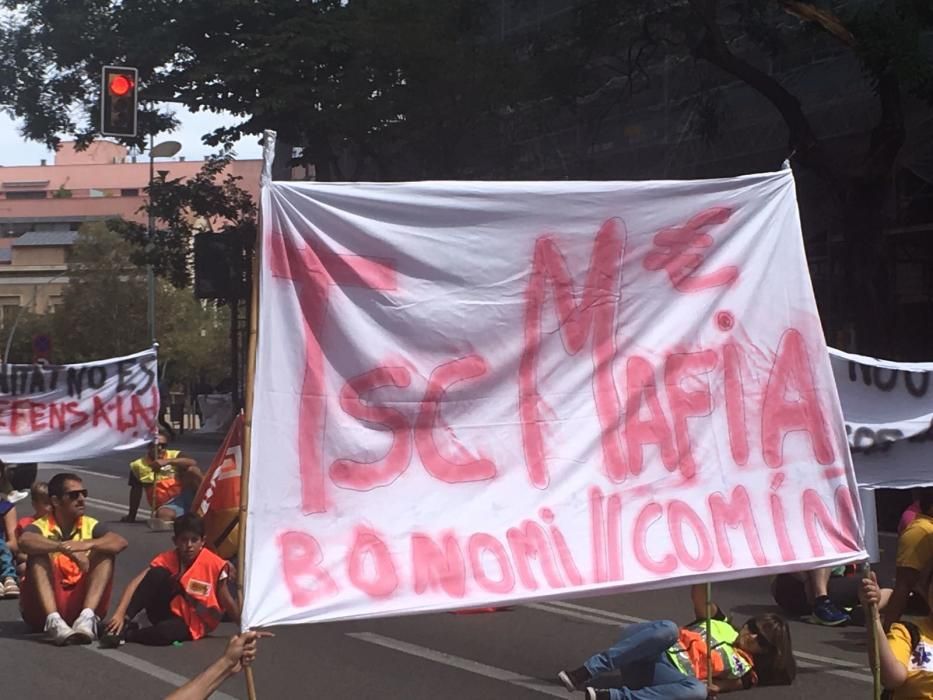 Treballadors de les ambulàncies de Girona han dut el seu malestar al carrer i s'han manifestat pel centre de Girona