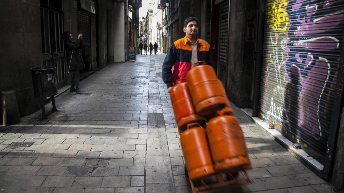 Un repartidor de butano por las calles del centro de Barcelona.