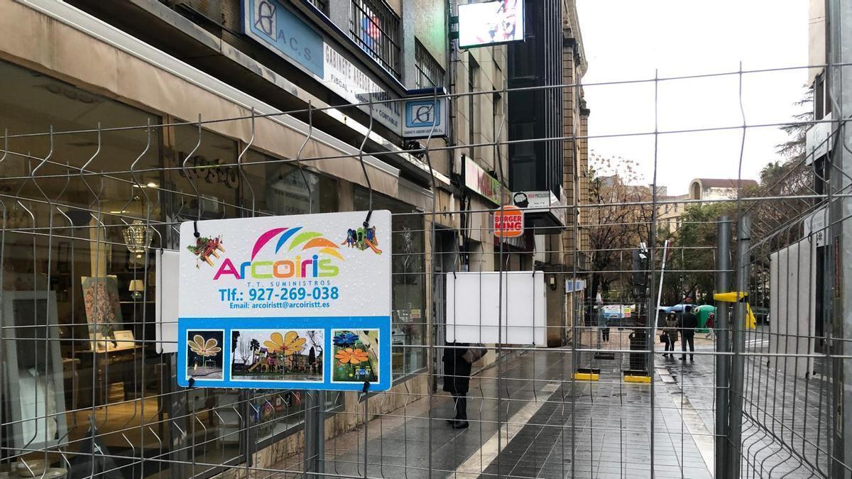 Video | Se inician en Cáceres los trabajos para instalar toldos de sombra en Gómez Becerra