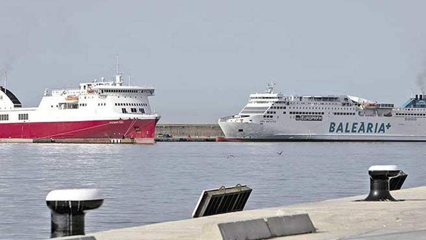 Dos ferris amarrados en el Dique del Oeste de Palma.