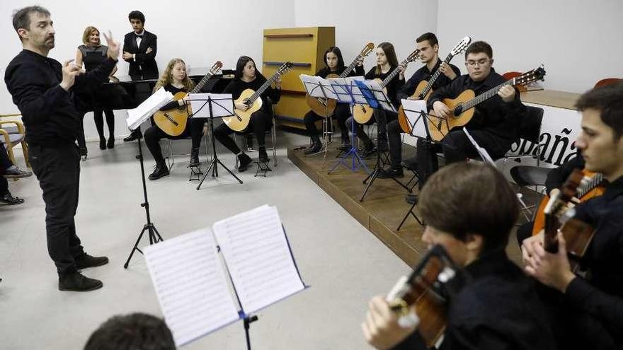Martínez Espeso dirige en el Club del periódico al conjunto de guitarras del Conservatorio de Gijón.