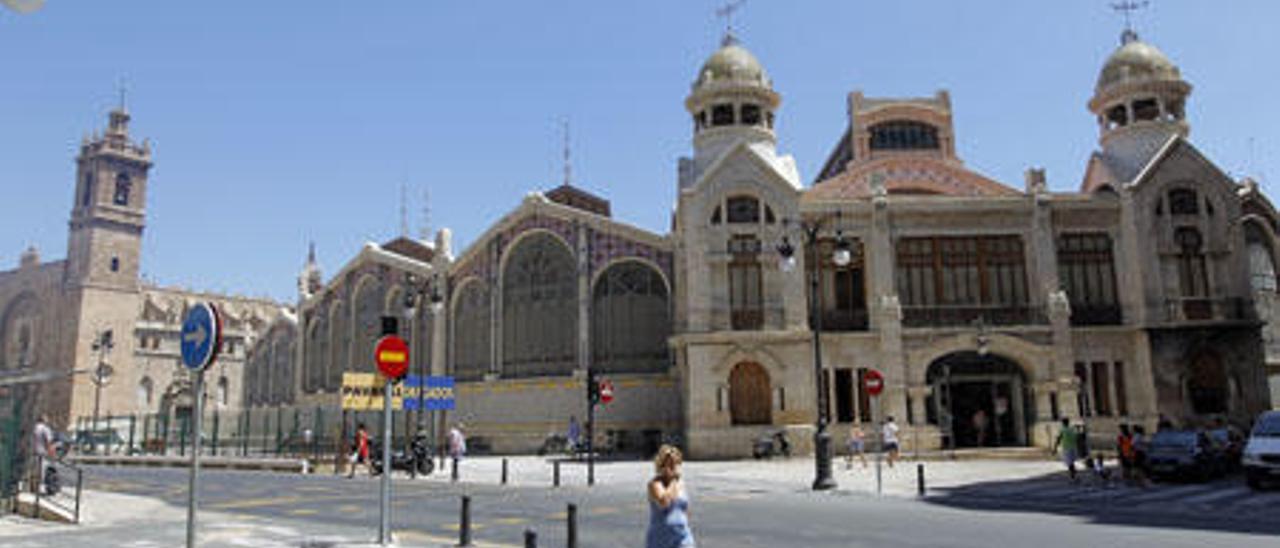 La plaza de Brujas, con los Santos Juanes, el Mercado Central y el acceso al aparcamiento pendiente de adjudicar.