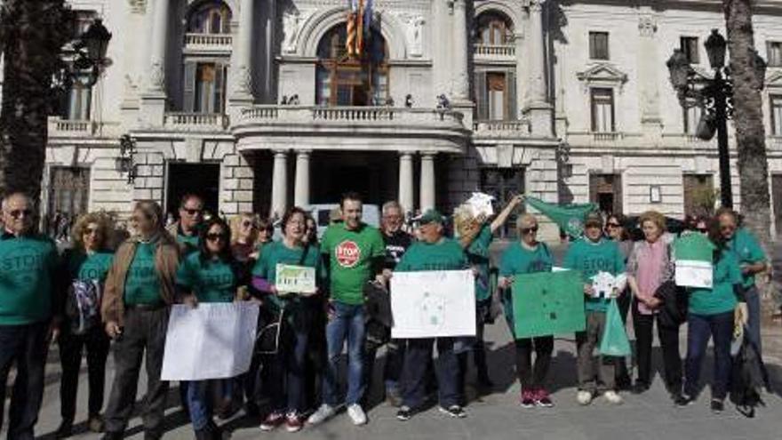 Desahuciados pagan hasta 1.000 euros a las mafias para que les abran casas vacías