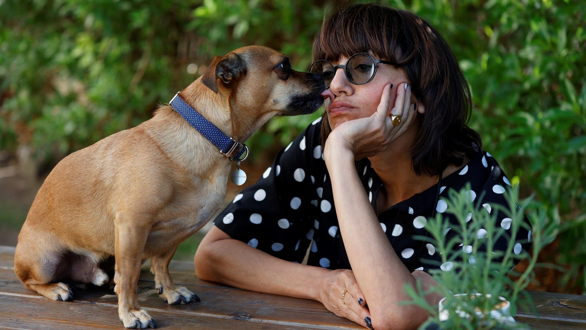 Ana Lily Amirpour, directora de 'Mona Lisa and the Blood Moon', y su inseperable Benny, fotografiados en el Festival de Sitges