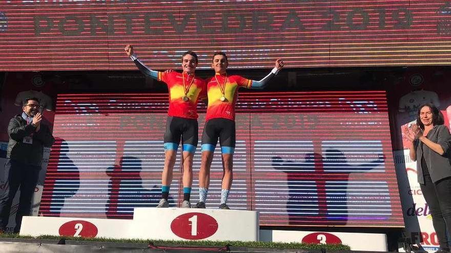 Carlos Canal e Iván Feijóo, en lo alto del podio de Pontevedra. // FdV