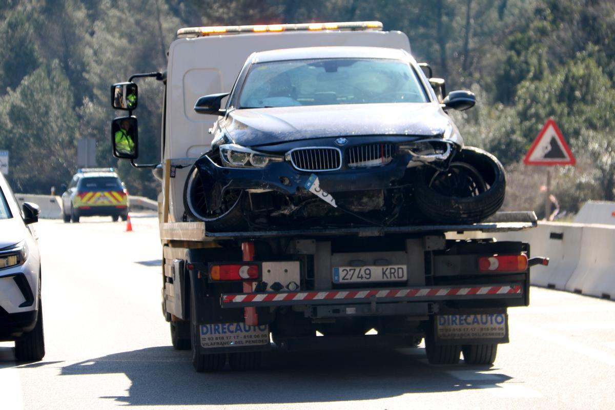 Estat en què ha quedat el vehicle més malparat per l'esllavissada a la carretera C-58 a Vacarisses