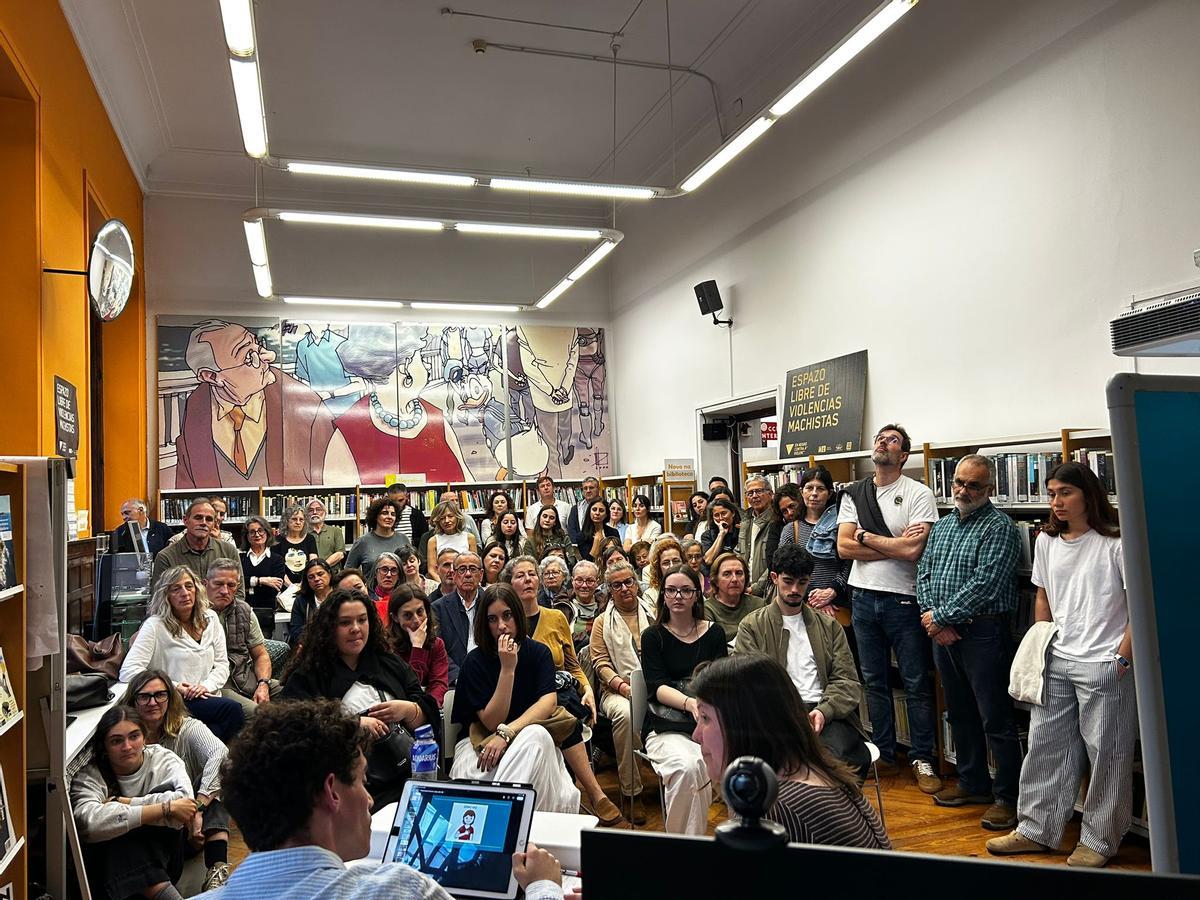 Asistentes a la presentación del libro de Antón Fontao en la biblioteca de Durán Loriga, en A Coruña.