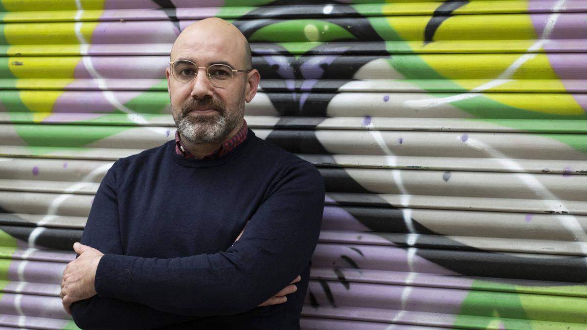 Magí Garcia, en la plaza d'Osca, en el barrio de Sants.