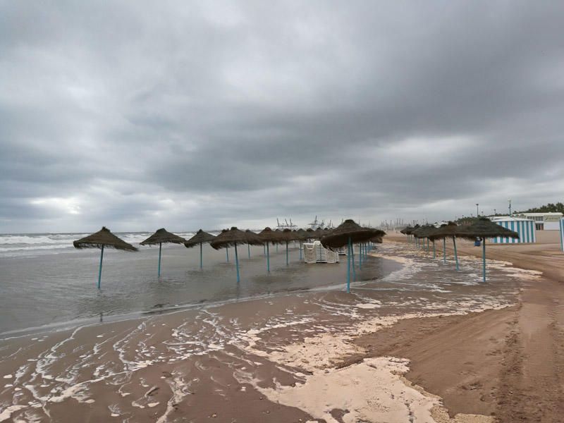 Olas de 2,5 metros invaden la playa de la Malvarrosa