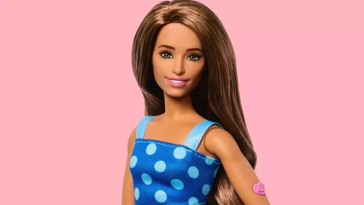 Barbie con diabetes tipo 1: sensor de glucosa y bolso para la medicación, el nuevo modelo inclusivo de Mattel