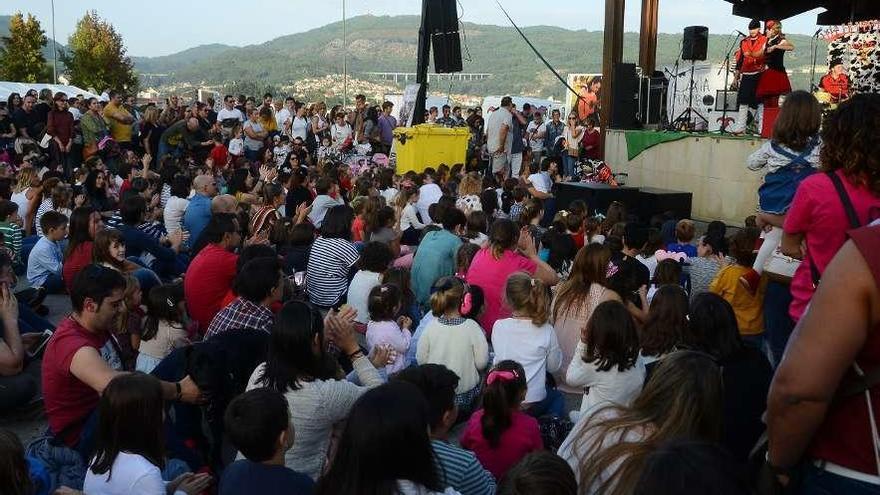 El concierto de Uxía Lambona e a Banda Molona congregó a una multitud. // Gonzalo Núñez