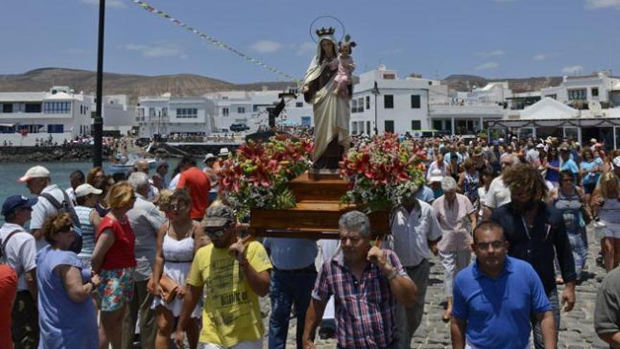 Procesión del Carmen en Arrieta, ayer, antes del recorrido marítimo. | adriel perdomo