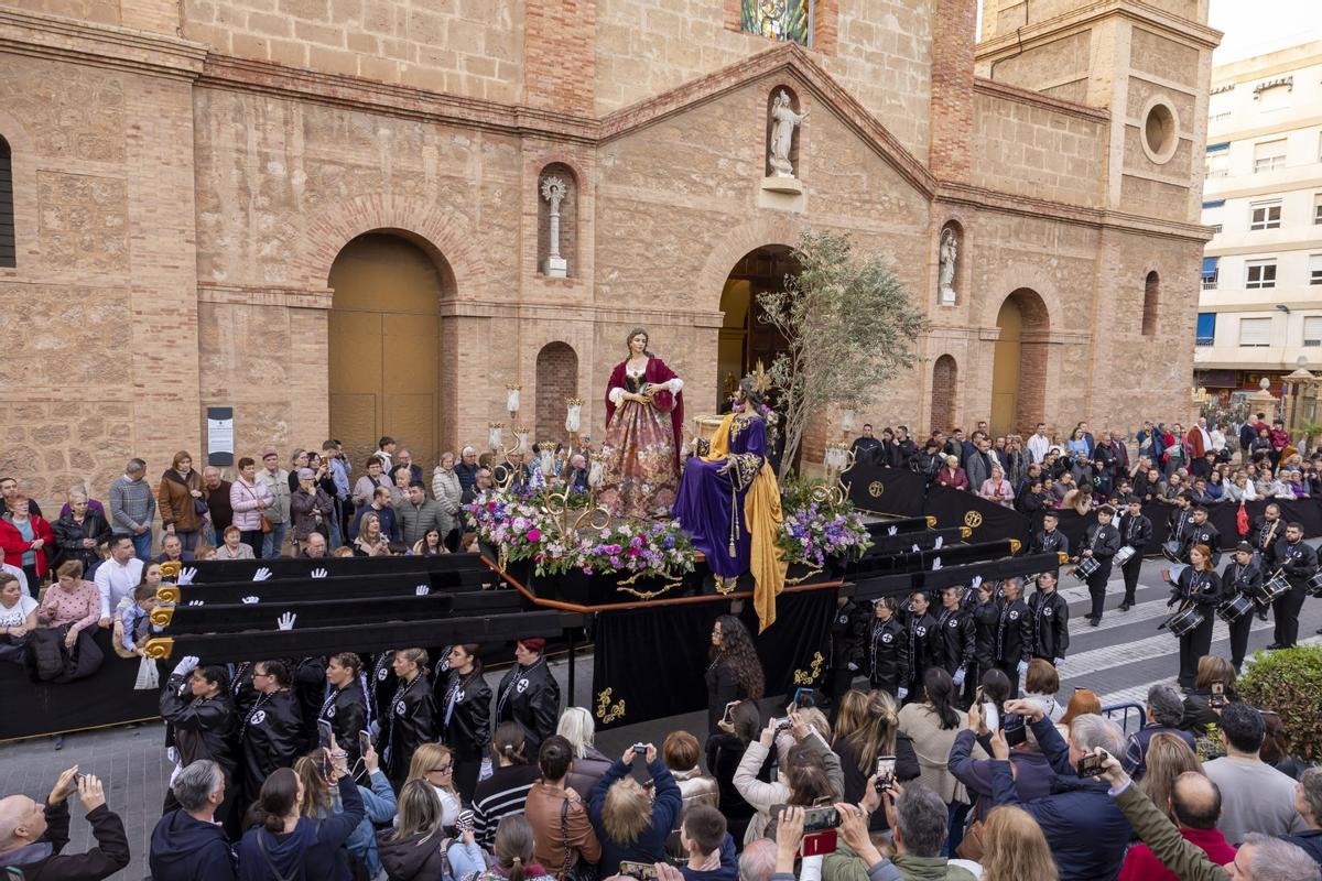 Las quince cofradías de la Semana Santa de Torrevieja recorrieron las calles en Viernes Santo Las quince cofradías de la Semana Santa de Torrevieja recorrieron las calles en Viernes Santo