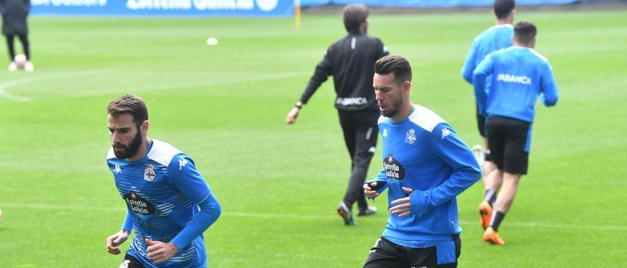 Antoñito se entrena ayer en primer término en Riazor con el otro fichaje Álvaro Rey tras él. |  // VÍCTOR ECHAVE