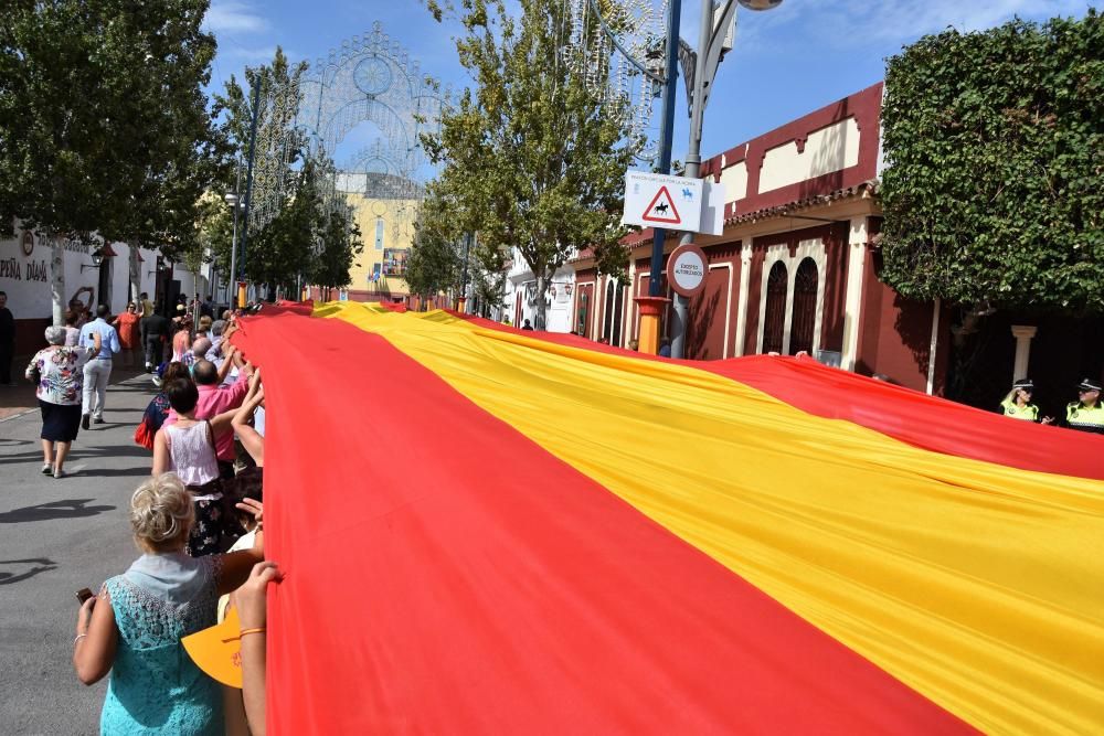 Numerosos vecinos participan en la iniciativa municipal, en la plaza Antonio José Galán, con motivo del Día de la Hispanidad