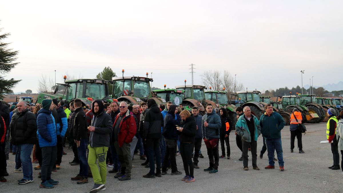 Agricultores concentrados en Manresa, antes de iniciar el corte de carreteras