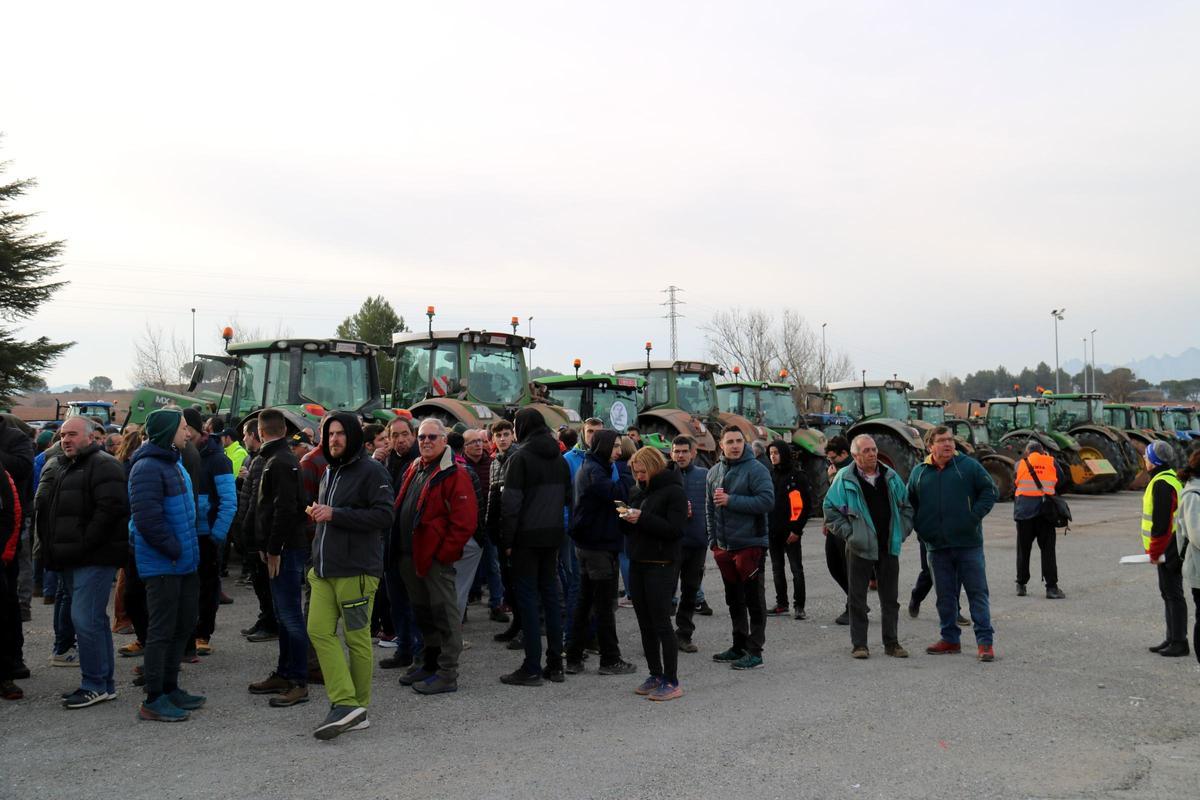 Agricultores concentrados en Manresa, antes de iniciar el corte de carreteras