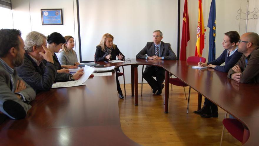 Un momento de la reunión de padres, alcaldesa y consejera.