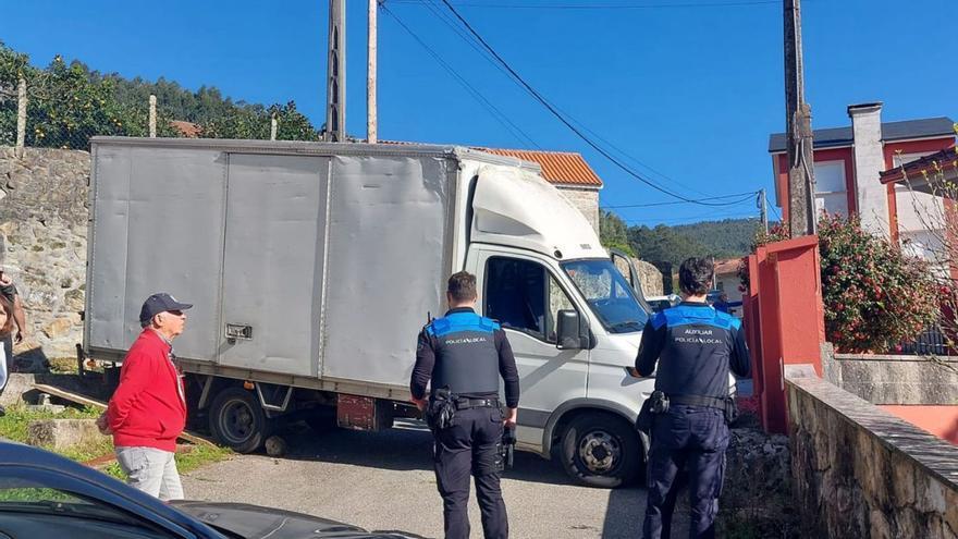 Un camión queda atrancado en el vial de Paradela y bloquea a una decena de coches