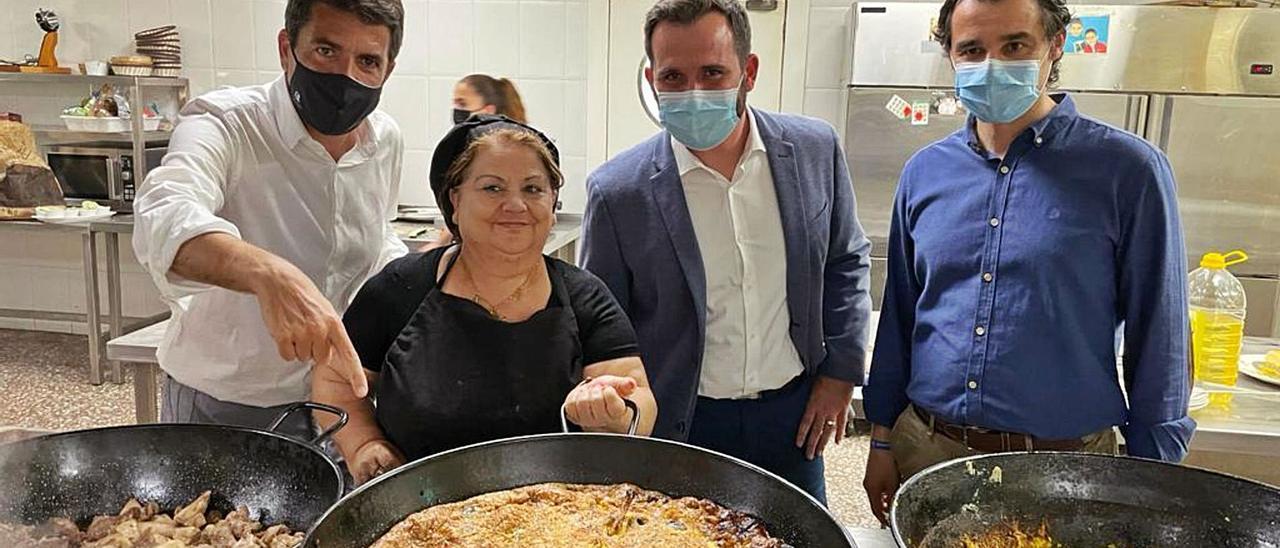 Mazón, en un restaurante de Callosa de Segura, junto a la cocinera, el alcalde y el coordinador de campaña en la provincia. | INFORMACIÓN