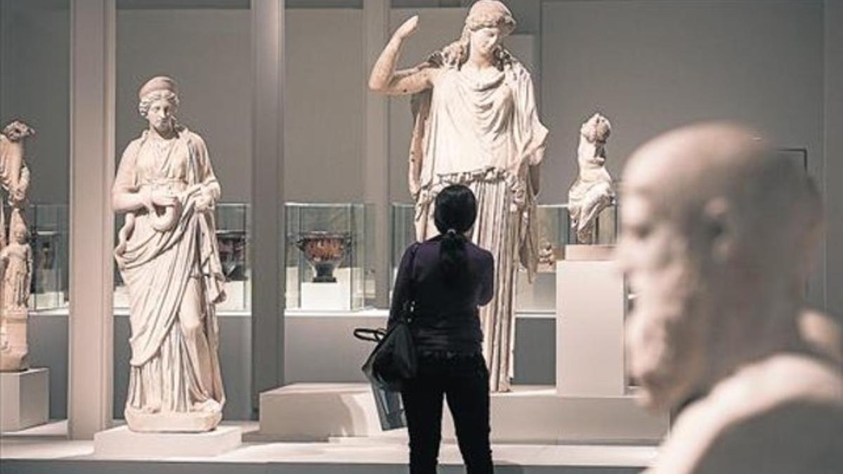 OBRAS 3 Arriba, una de las salas de la exposición; Abajo, a la izquierda, el mosaico 'La Academia de Platón' y, a la derecha, el fresco de Pompeya 'Europa y el toro'. En la imagen silueteada, la 'Cabeza de Platón'.