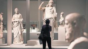 OBRAS 3 Arriba, una de las salas de la exposición; Abajo, a la izquierda, el mosaico ’La Academia de Platón’ y, a la derecha, el fresco de Pompeya ’Europa y el toro’. En la imagen silueteada, la ’Cabeza de Platón’.