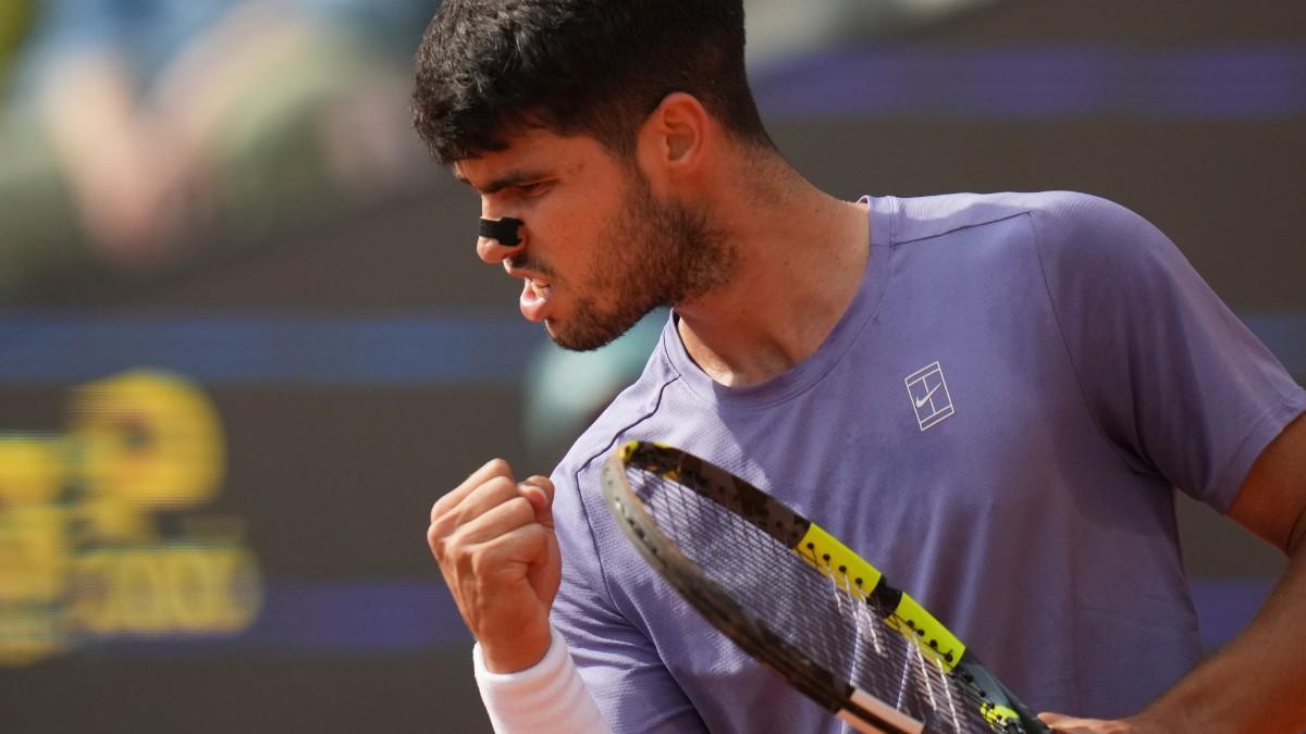 Alcaraz celebra un punto en su duelo contra Draper
