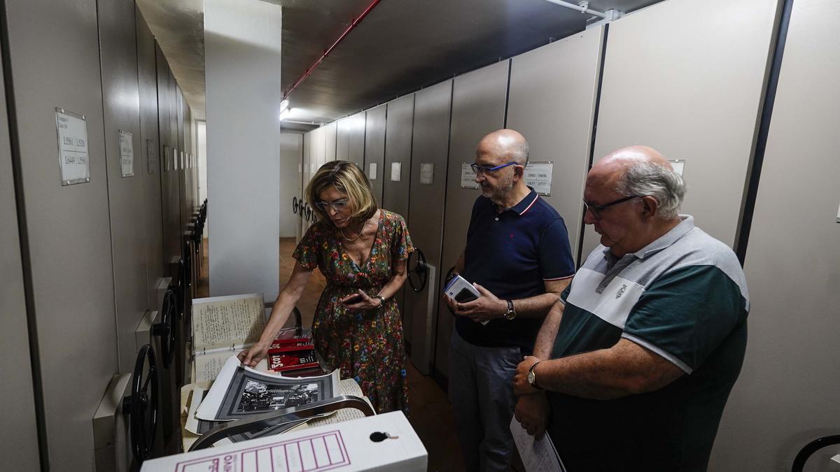 El biógrafo de Antonio Jaén Morente, Manuel Toribio García (d) junto a la directora del centro documental, Ana Verdú (i) revisan unos papeles en el Archivo Municipal.