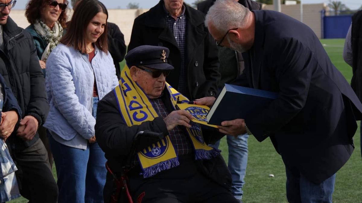 Rafael Galvañ recibe la placa conmemorativa