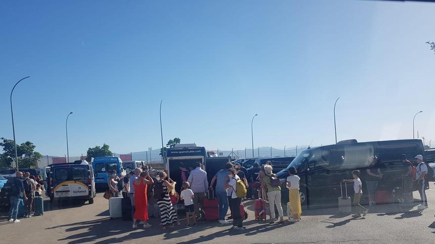 Denunciados casi cien vehículos VTC en el aeropuerto de Málaga por incumplir la normativa