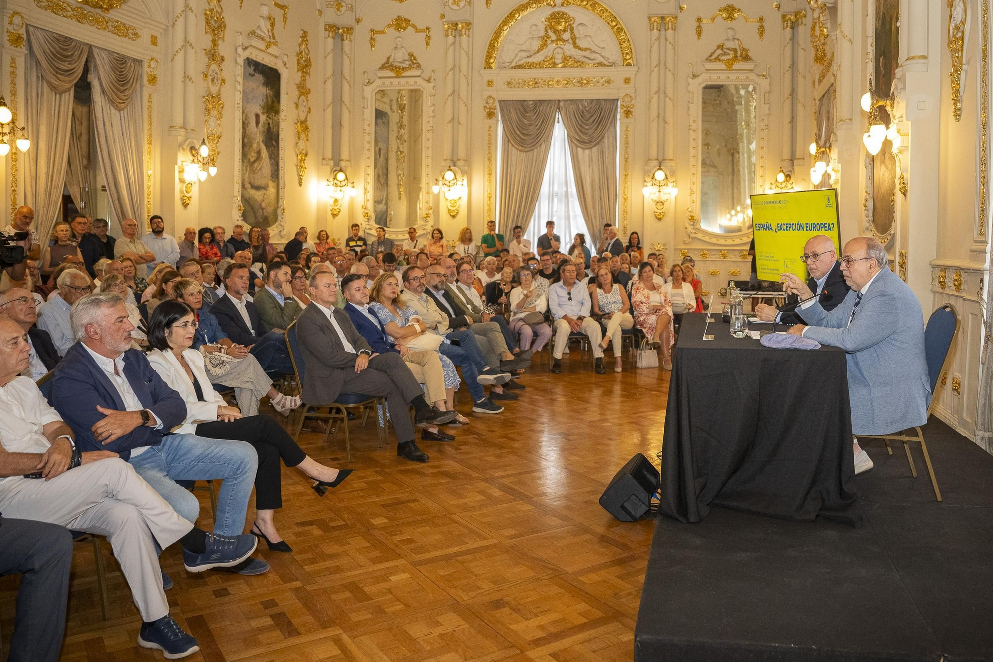 Ciclo 'Democracia y totalitarismo' en el Salón Dorado del Gabinete Literario