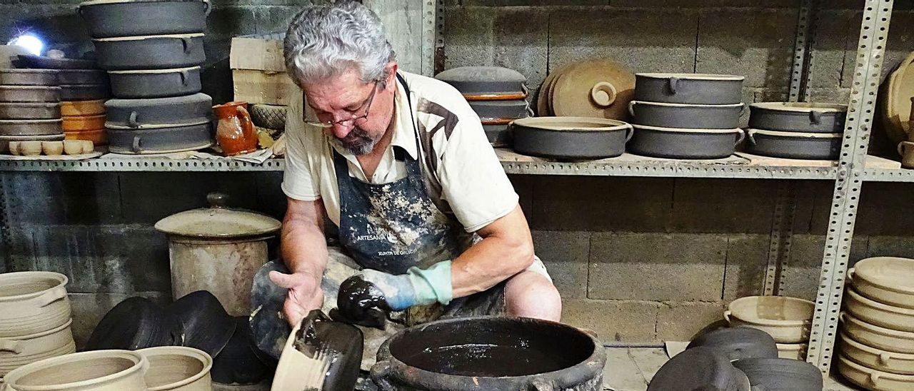 Un dos irmáns Añón de Meder, coloreando a cerámica.