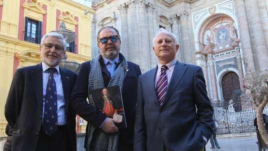 De izquierda a derecha Francisco Cabrera, Miguel Ángel Gálvez y Manuel Olmedo con el nuevo libro en español e inglés sobre Bernardo de Gálvez.  gregorio torres