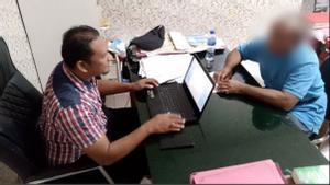 Un agente interroga al capitán del barco naufragado en Komodo días antes de la imputación formal.