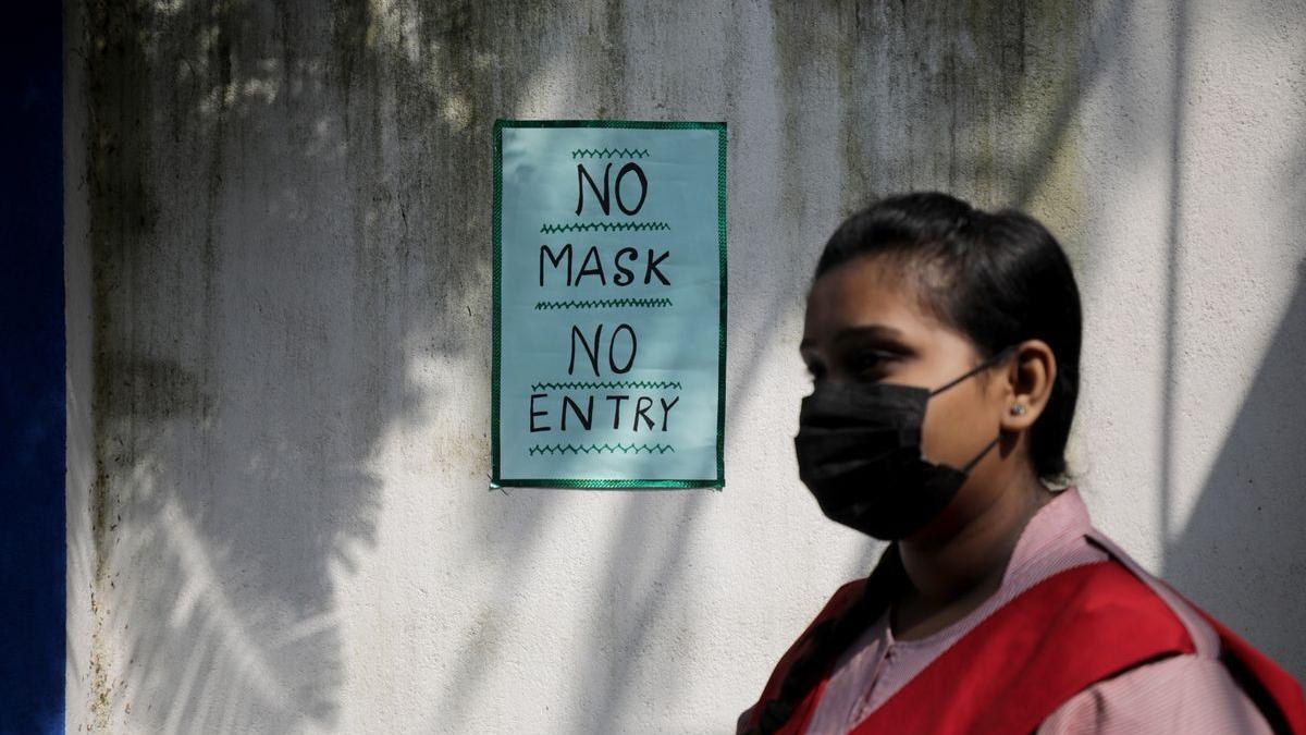 Estudiantes llegan a las escuelas tras la flexibilización de las medidas frente al coronavirus en Kolkata (India).