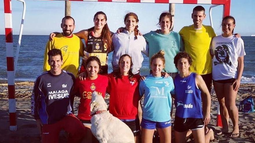 Jugadores y jugadoras del Balonmano Playa Ciudad de Málaga