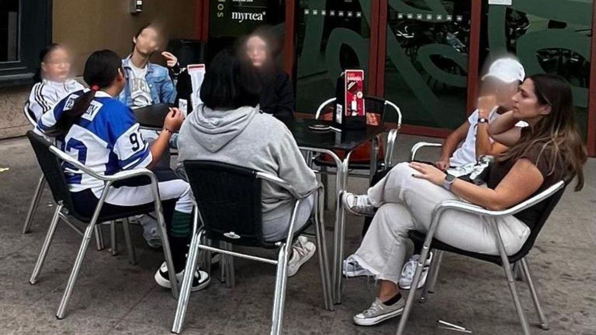 Menores que son tratados en Albores, en una salida a una cafetería.
