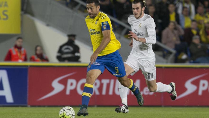 David García controla el esférico en presencia de Gareth Bale, jugador del Real Madrid