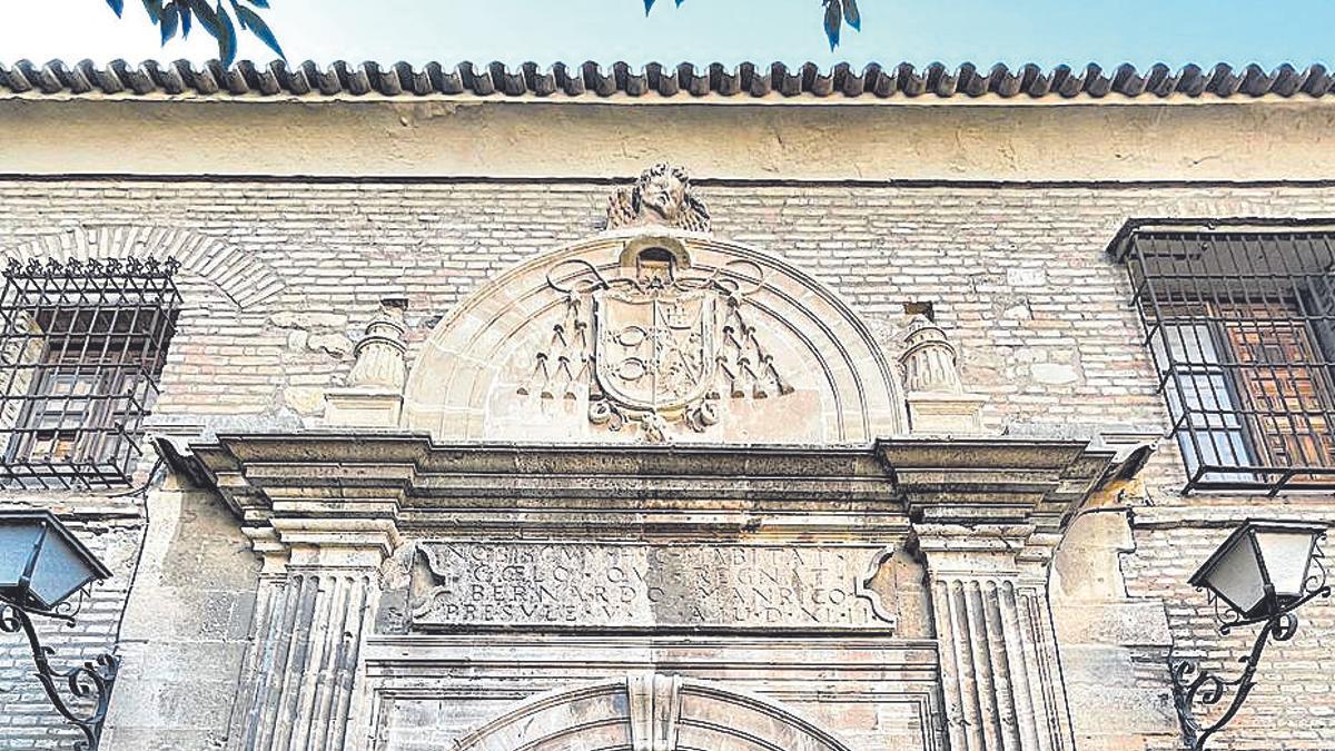 El blasón del prelado palentino Bernardo Manrique, se encuentra alojado en la fachada de la entrada al patio de los Naranjos o de las Cadenas.