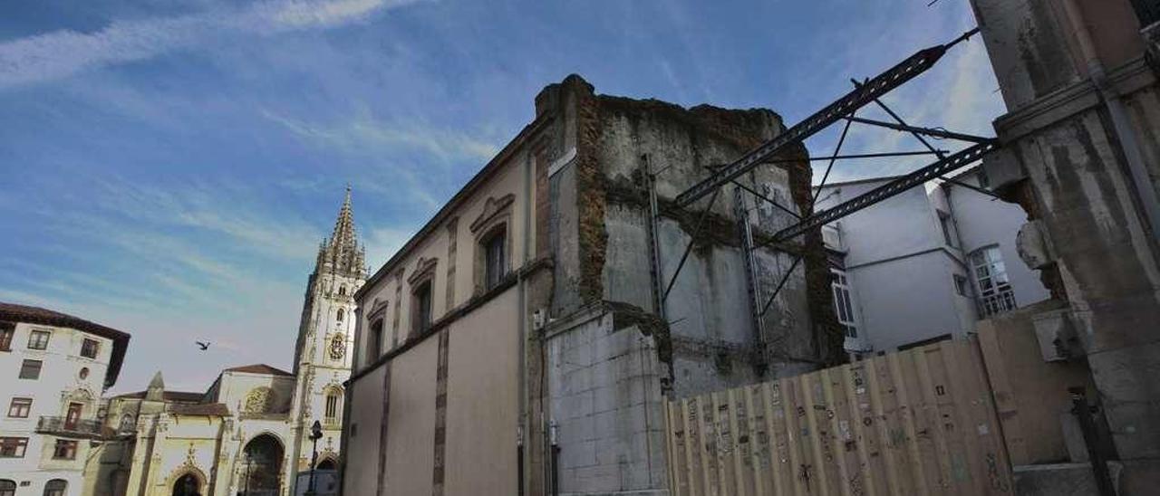 El solar que lleva años vacío en la calle Eusebio González Abascal, muy cerca de la Catedral.