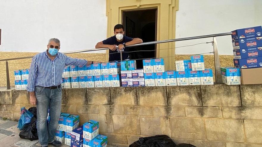 El colegio Almedina entrega 400 litros de leche y galletas a la Hermandad Resucitado Córdoba